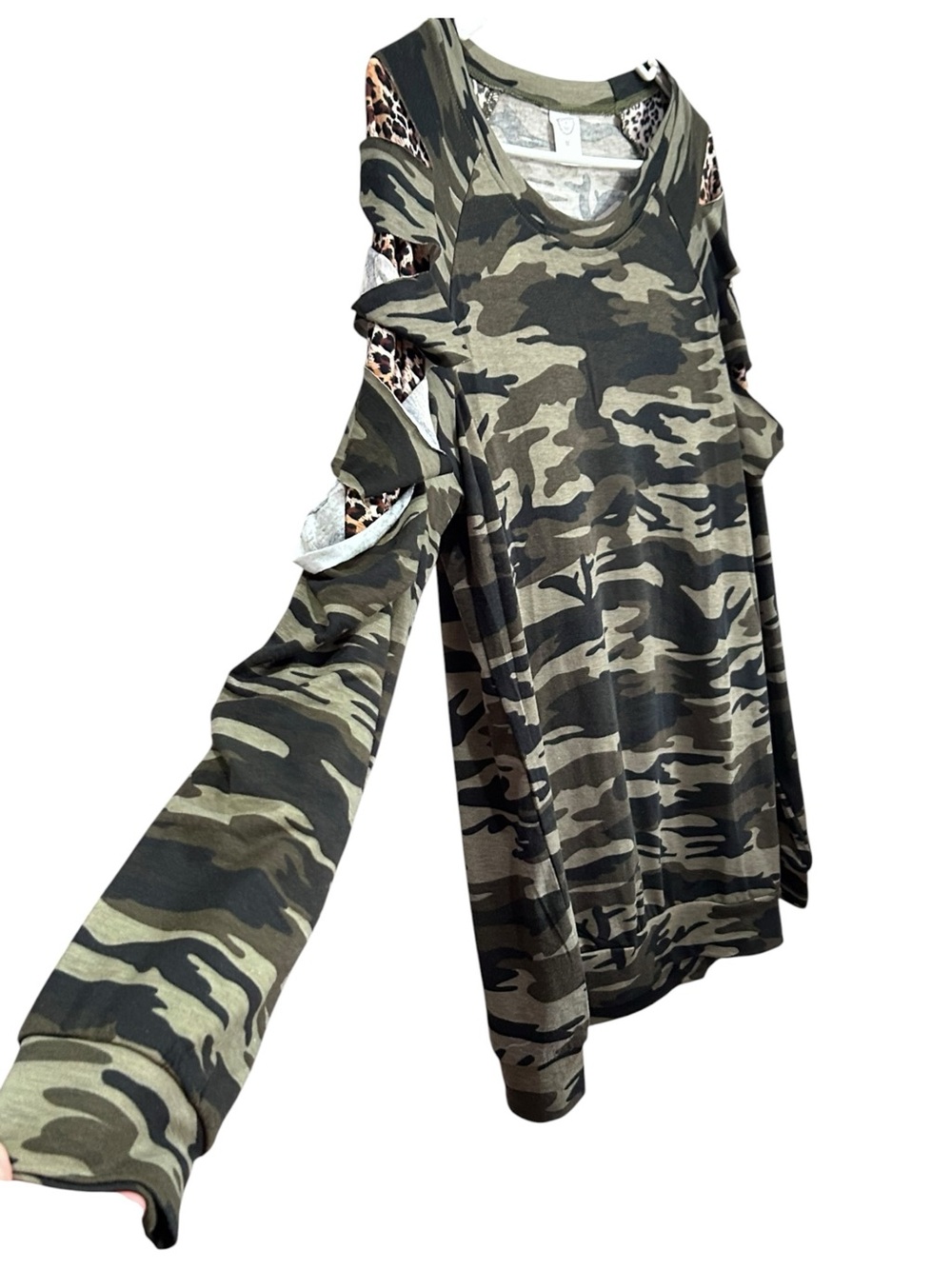 NWT Sunshine & Rodeos Camo Leopard Cold Shoulder Ruffle Top Size M - Picture 4 of 5